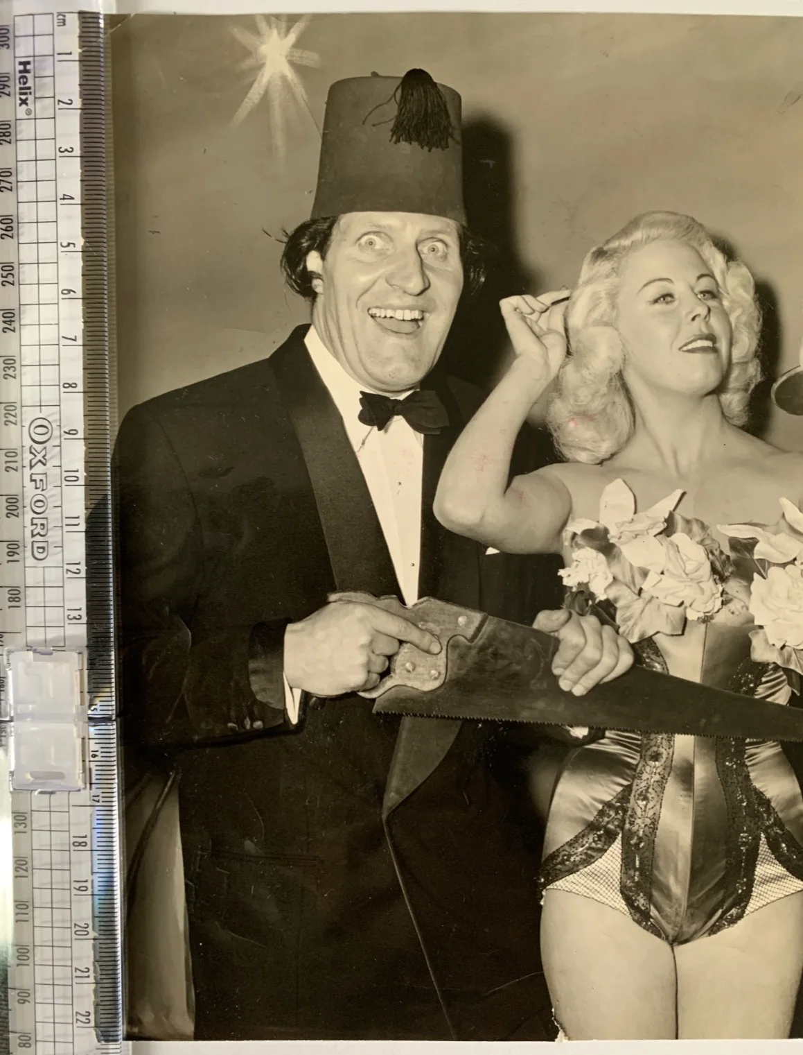 Tommy Cooper Original B&W Press Photo 1950s Pinewood Fez Saw Magic Act Jeayes, изображение 3