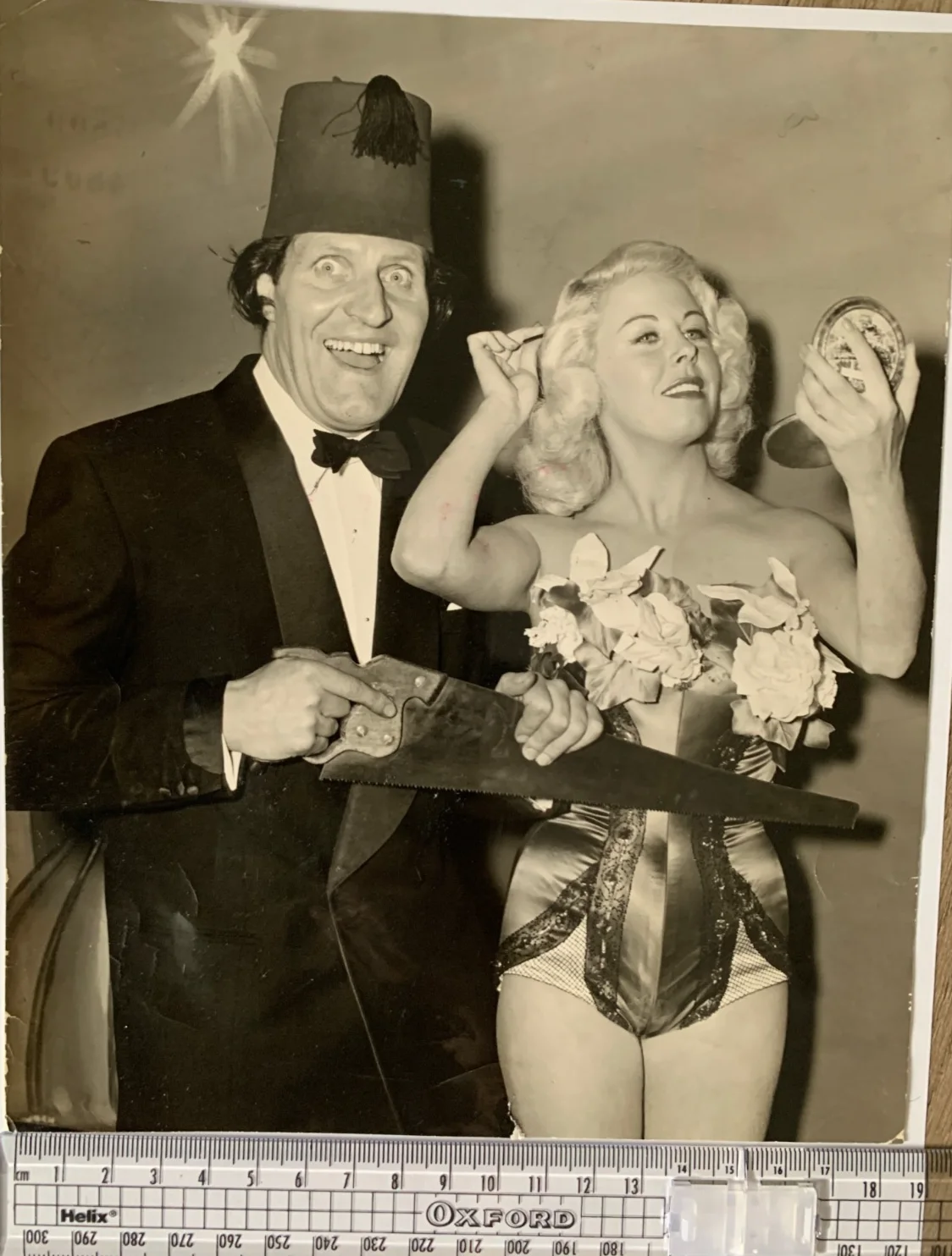 Tommy Cooper Original B&W Press Photo 1950s Pinewood Fez Saw Magic Act Jeayes, изображение 4