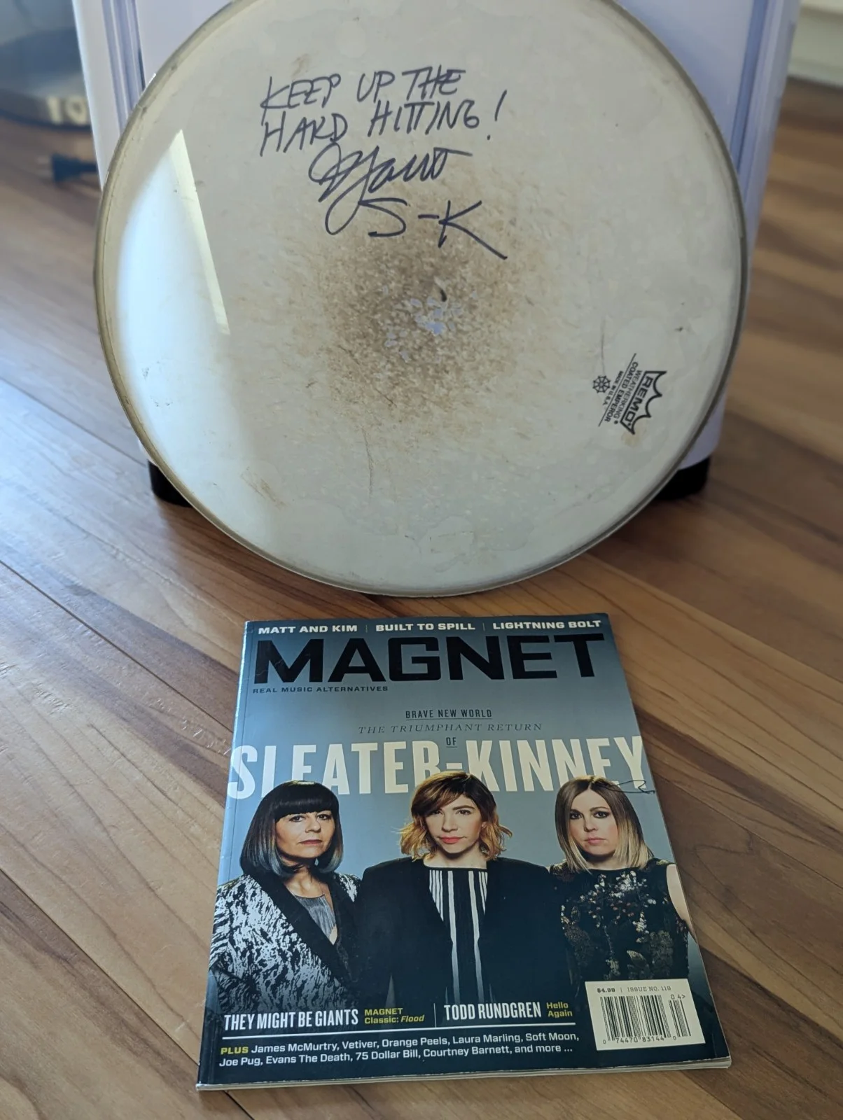 Janet Weiss Sleater Kinney Signed +Message Remo Drumhead Austin +MAGNET MAG #119, изображение 2