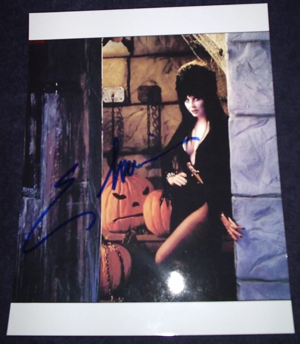 CASSANDRA PETERSON AKA ELVIRA — ELVIRA CASSANDRA PETERSON SIGNED 8X10 MISTRESS OF THE DARK! RARE SEXY! PROOF WOW, изображение 2