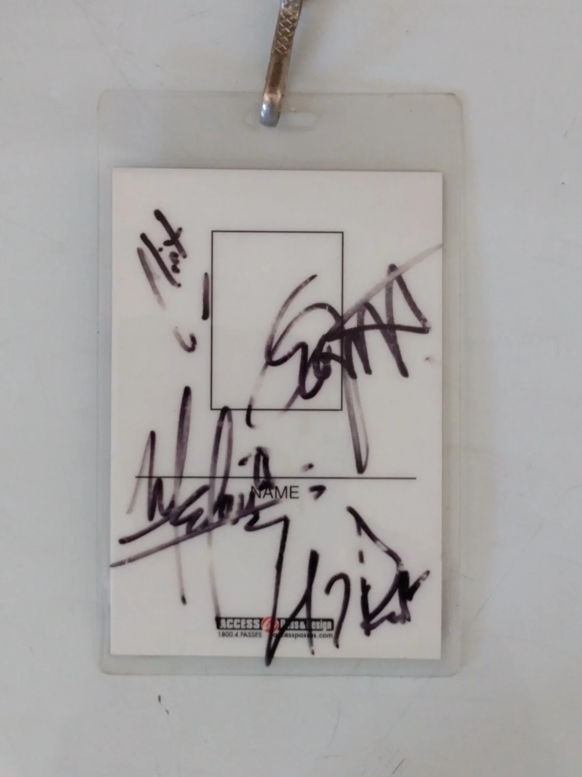 SEVENDUST SIGNED DRUMHEAD AND PASS AUTOGRAPHED WHOLE BAND 5X RARE 9-10-2001, изображение 3