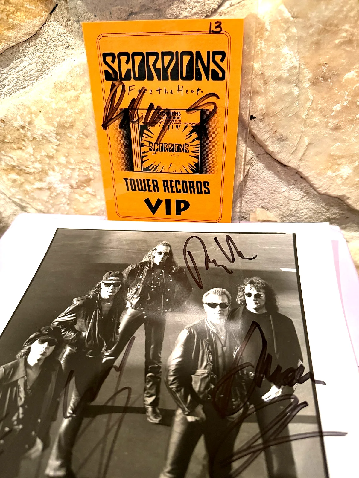Vintage Scorpions Signed Photo + 1994 Tower Records VIP Pass I Face The Heat, изображение 2