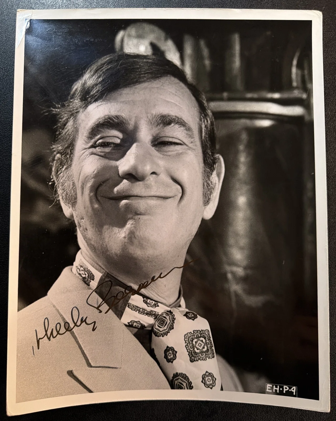 Shelley Berman — Shelley Berman Signed Photo 8x10 Autograph Comedian Actor Curb Your Enthusiasm
