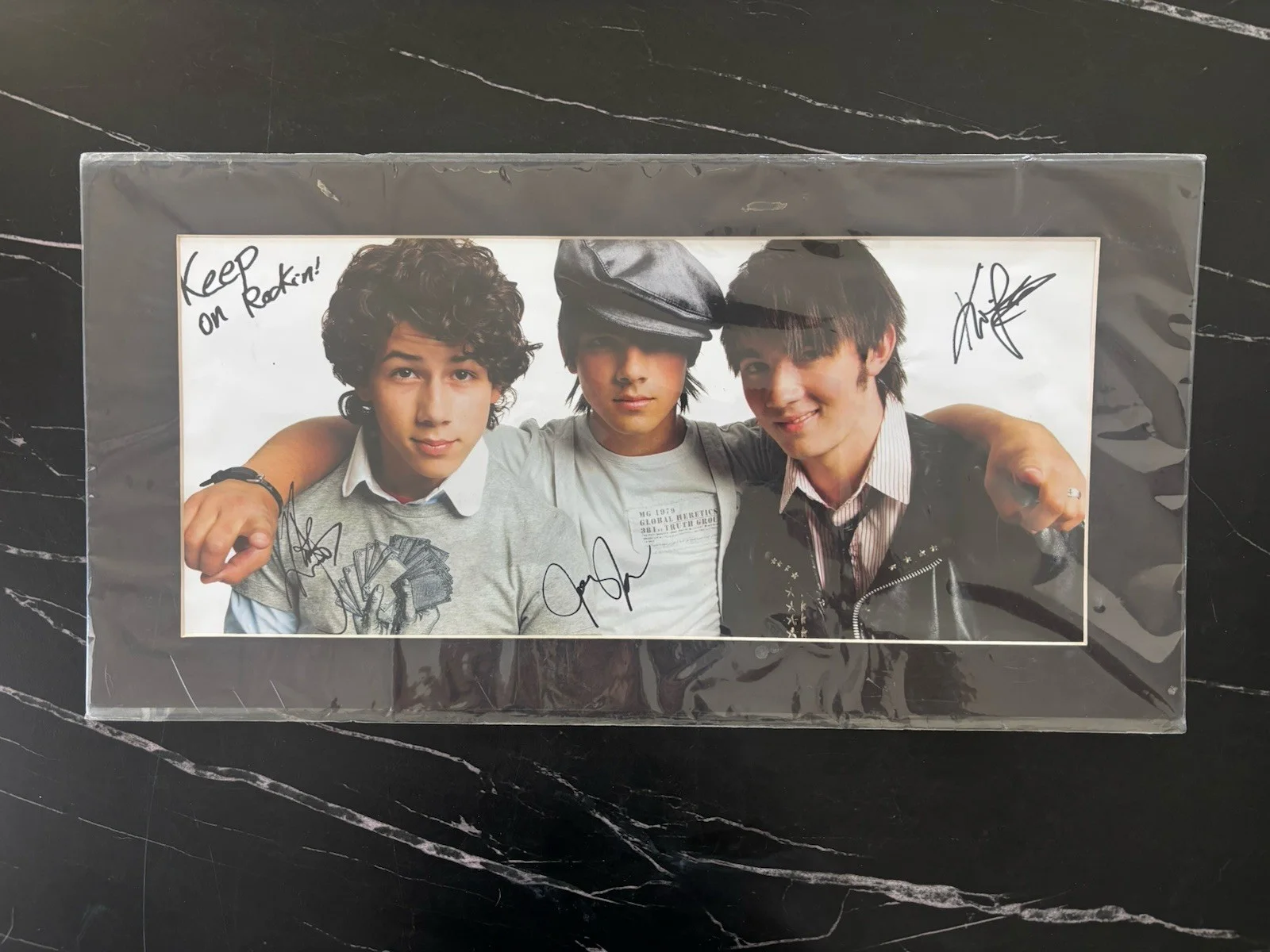 Jonas Brothers Autographed 20X 10”Mounted Photo In Original Wrapping Brand New ￼, image 2