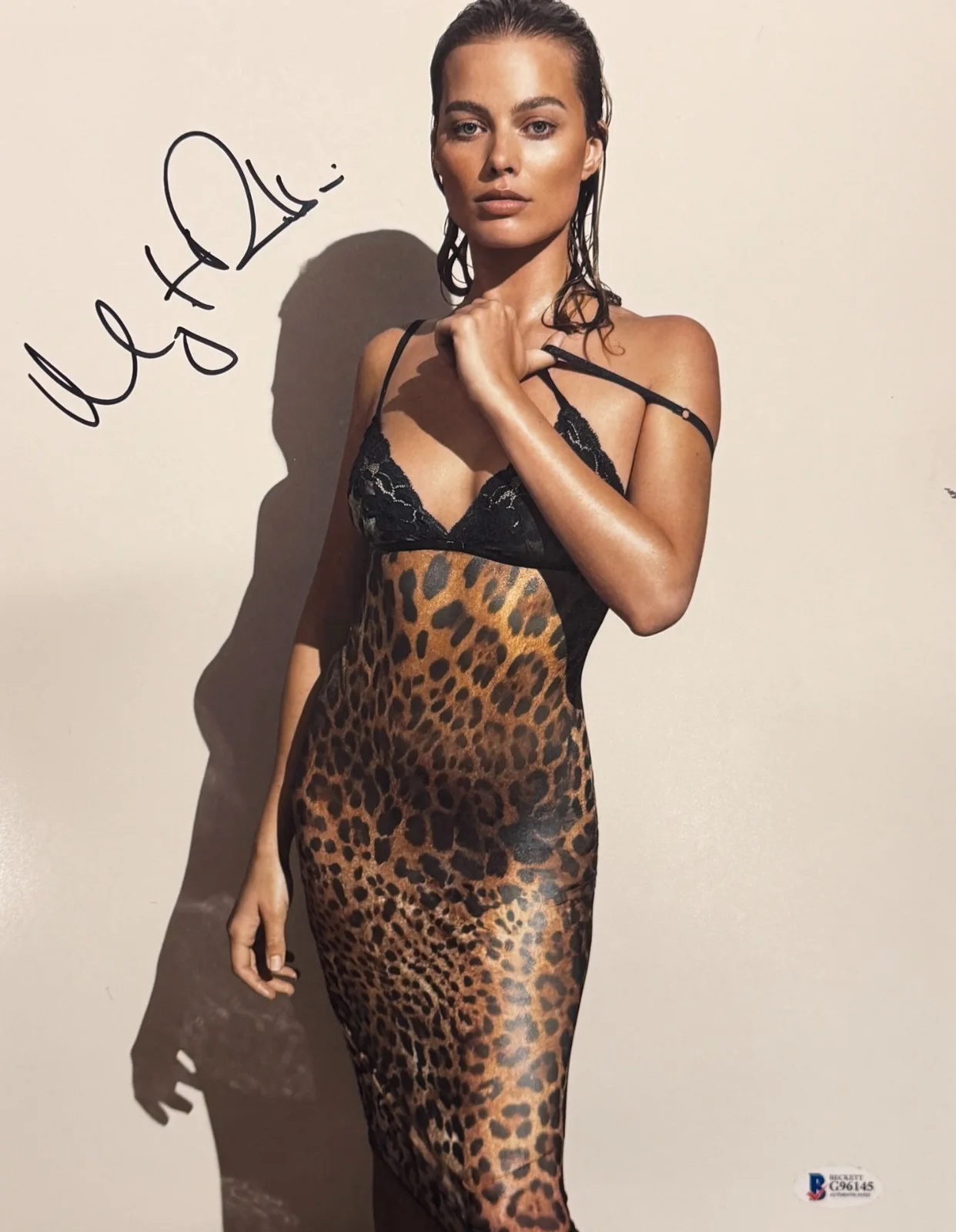 Margot Robbie — Hot Sexy Margot Robbie Signed 11x14 Photo Authentic Autograph Beckett COA