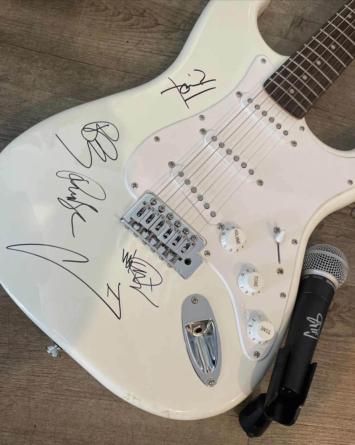 Linkin Park Band Fender Squire Guitar + Shure SM58 Microphone Signed by Band, изображение 2