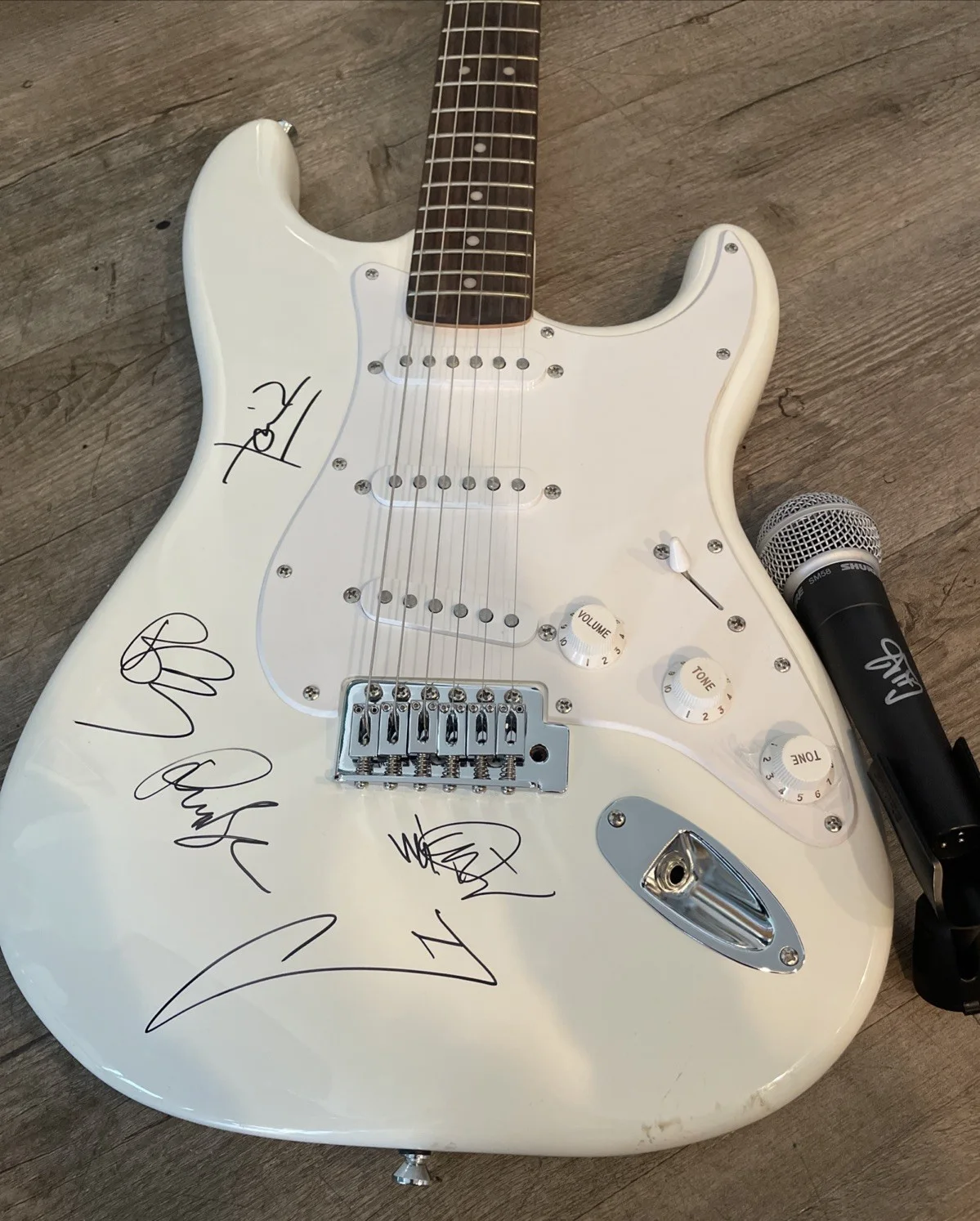 Linkin Park Band Fender Squire Guitar + Shure SM58 Microphone Signed by Band, изображение 3