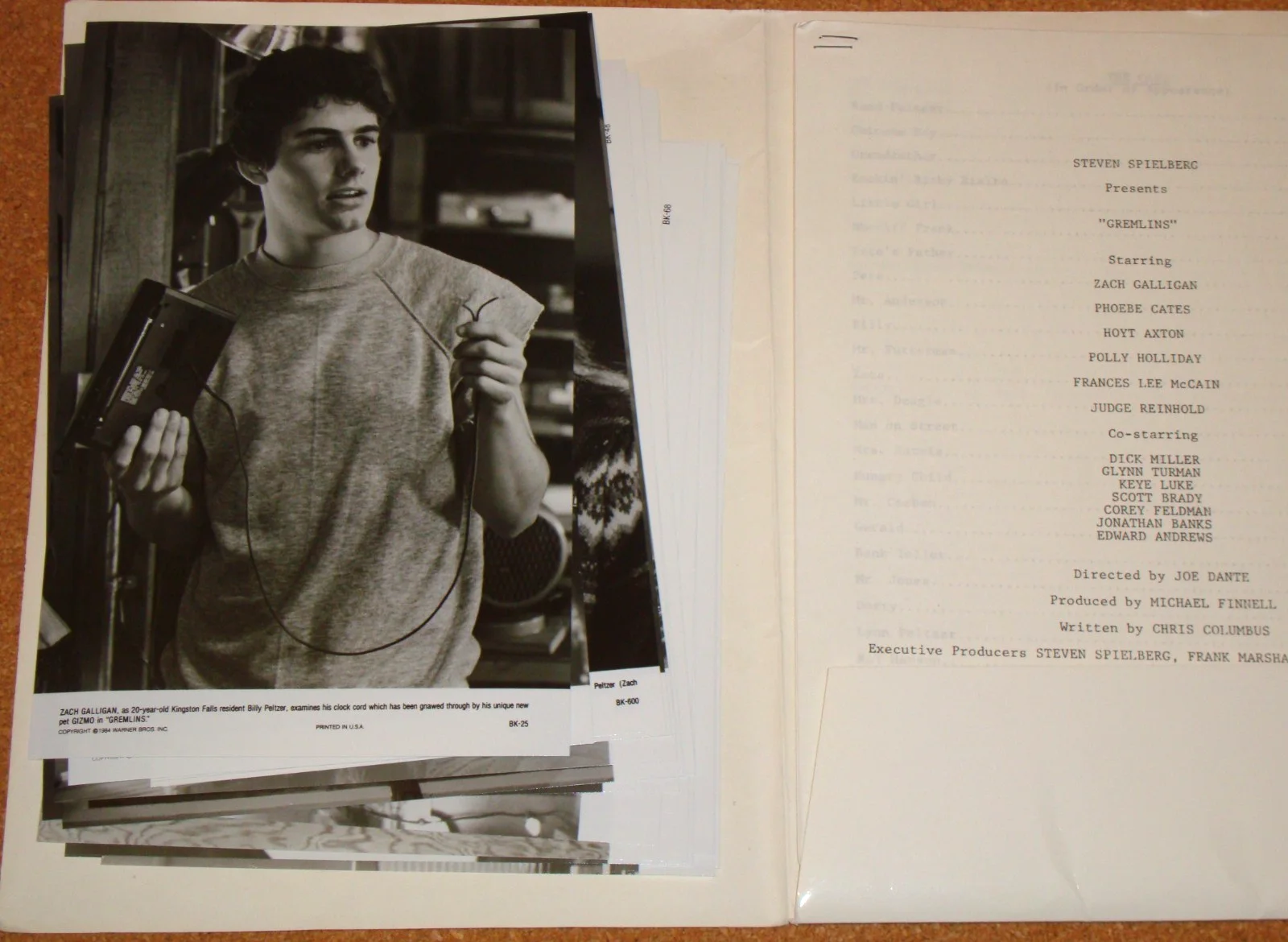GREMLINS - very rare 1984 US press kit - folder/notes & 17 stills/photos, image 2