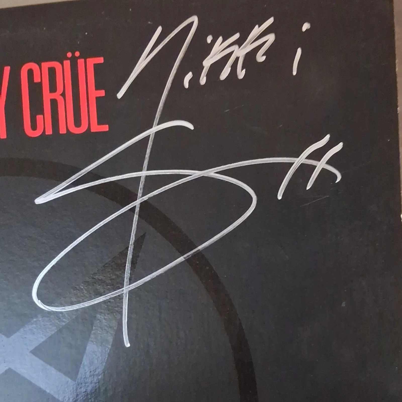 Mötley Crüe Shout at the Devil Fully Autographed Vinyl LP w/ Inner Sleeve, изображение 3