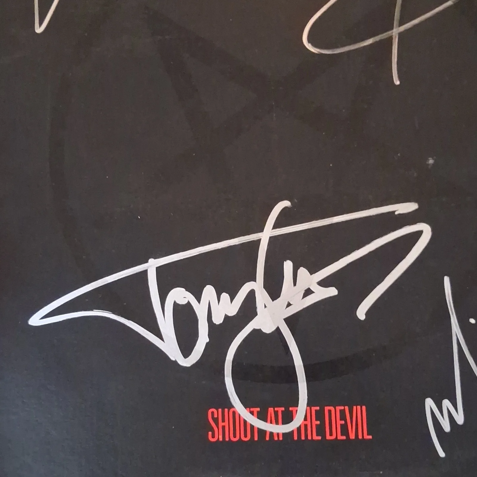 Mötley Crüe Shout at the Devil Fully Autographed Vinyl LP w/ Inner Sleeve, изображение 4
