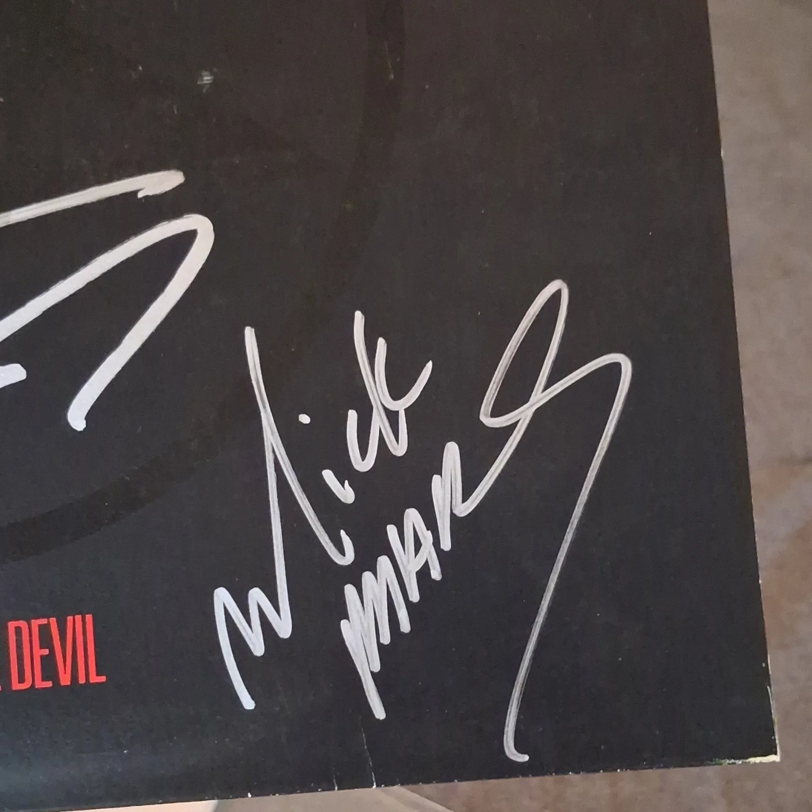 Mötley Crüe Shout at the Devil Fully Autographed Vinyl LP w/ Inner Sleeve, изображение 5