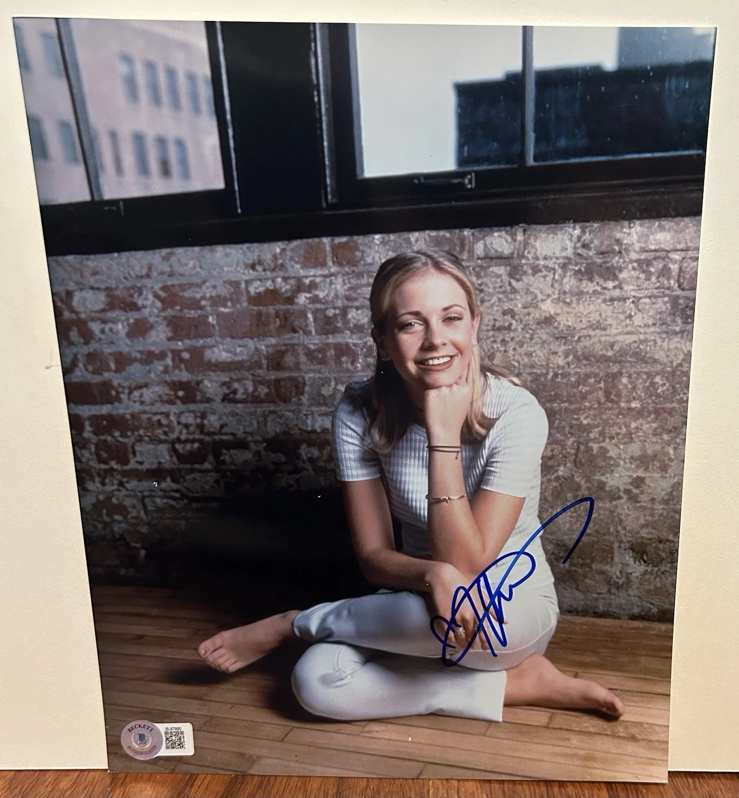 Melissa Joan Hart — MELISSA JOAN HART SIGNED SABRINA WITCH CLARISSA 8x10 PHOTO B BECKETT BAS