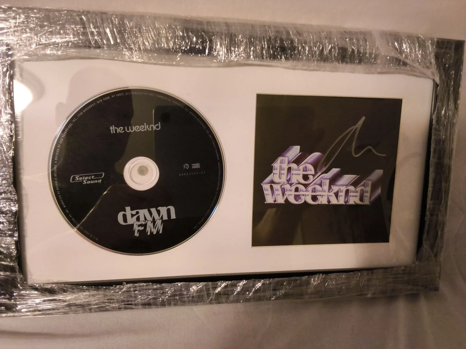 The Weeknd Dawn FM Framed Signed CD & Booklet Music Collectible FROM RACC, изображение 4