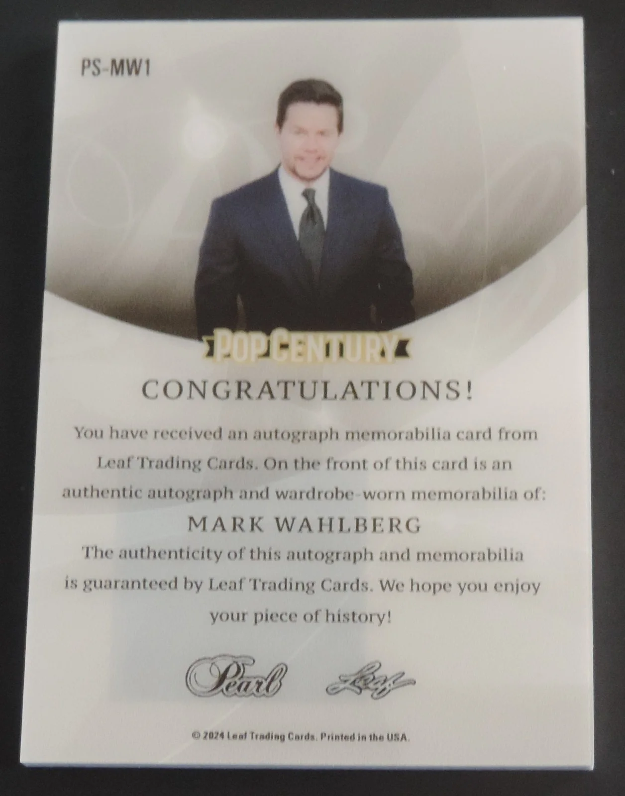 MARK WAHLBERG — MARK WAHLBERG AUTOGRAPH & WORN RELIC #D 4/7 PEARL PARAGON SIGNATURES LEAF, image 2