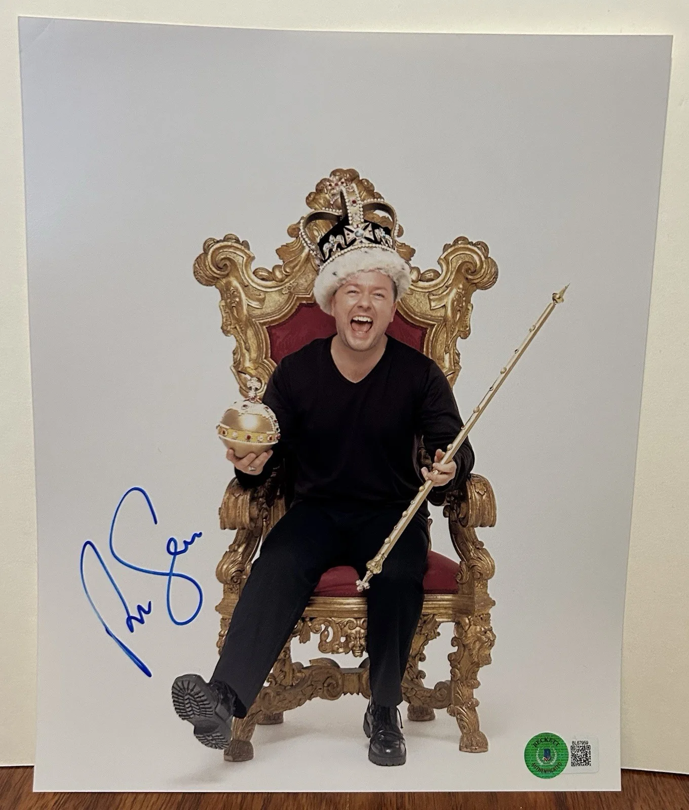 Ricky Gervais — RICKY GERVAIS THE OFFICE BRITISH COMEDIAN KING SIGNED 8x10 PHOTO BECKETT BAS