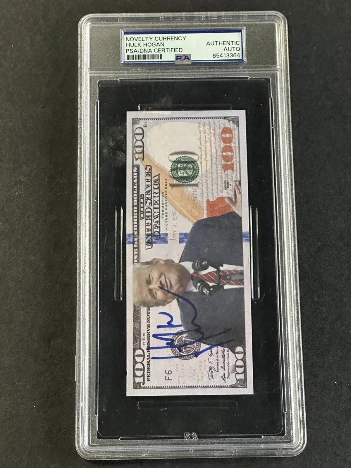 HULK HOGAN — HULK HOGAN Signed $100 DONALD TRUMP bill PSA/DNA ENCAPSULATED autod@ RNC in 2024, изображение 2