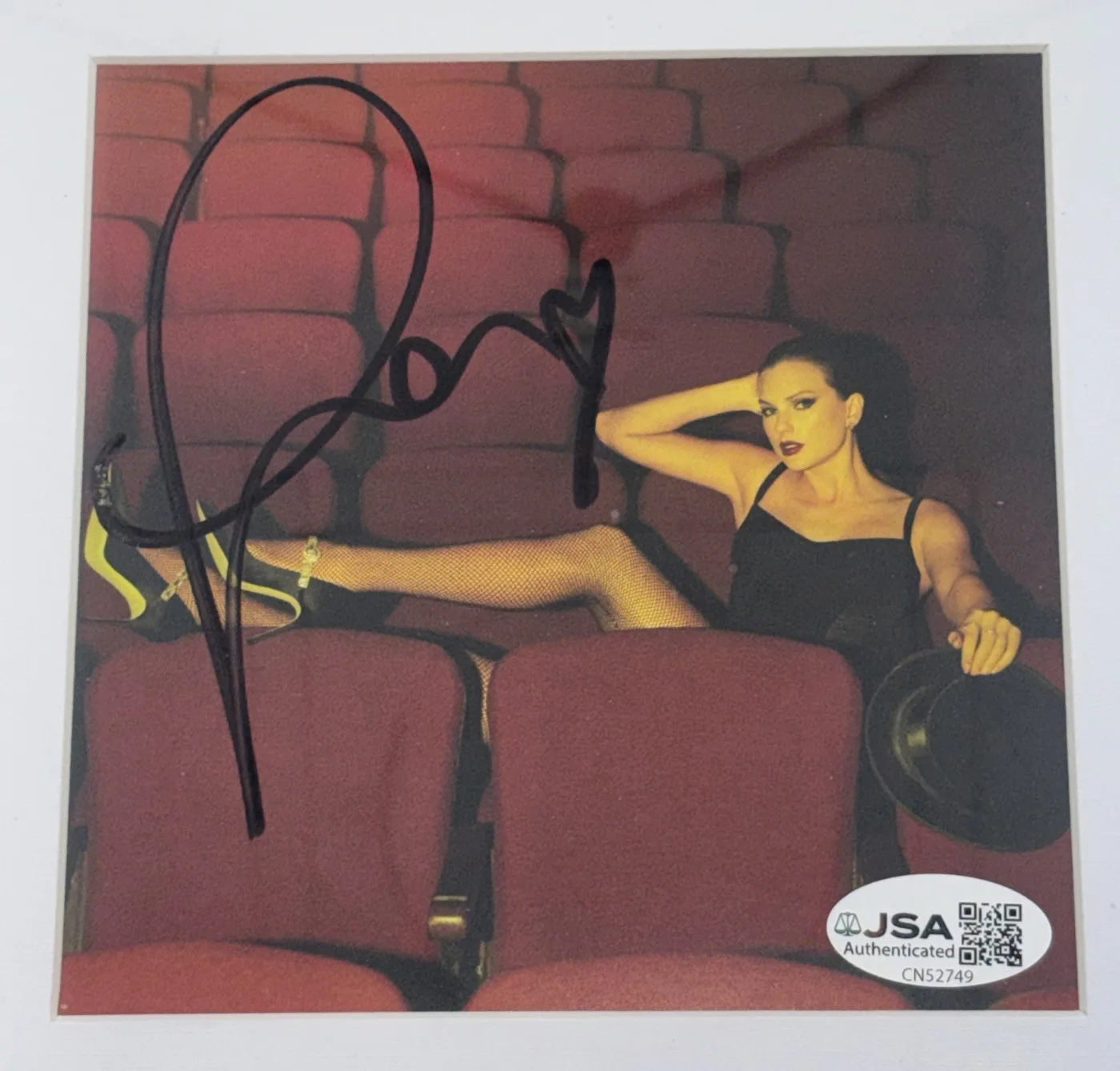 TAYLOR SWIFT SIGNED LIFE OF A SHOWGIRL #4 FRAMED MATTED CD JSA COA CN52749 KELCE, изображение 2