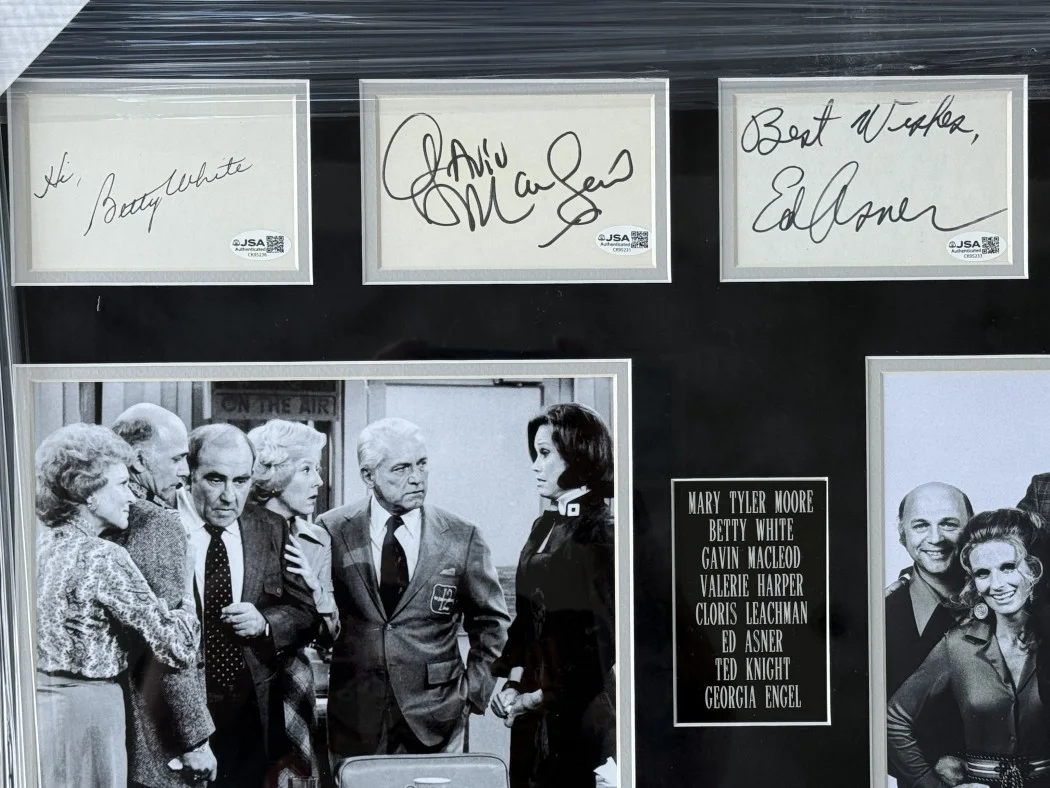 The Mary Tyler Moore Show — The Mary Tyler Moore Show Signed Cast Cuts Betty White Ed Asner +6 Framed JSA, изображение 2