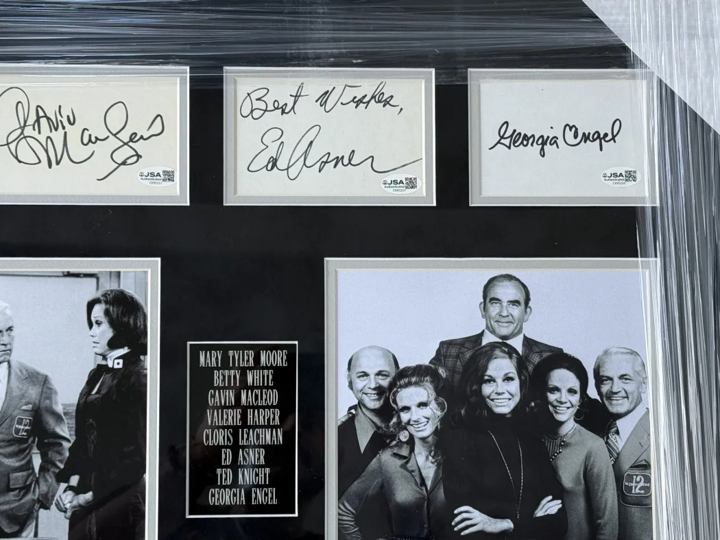The Mary Tyler Moore Show — The Mary Tyler Moore Show Signed Cast Cuts Betty White Ed Asner +6 Framed JSA, изображение 3
