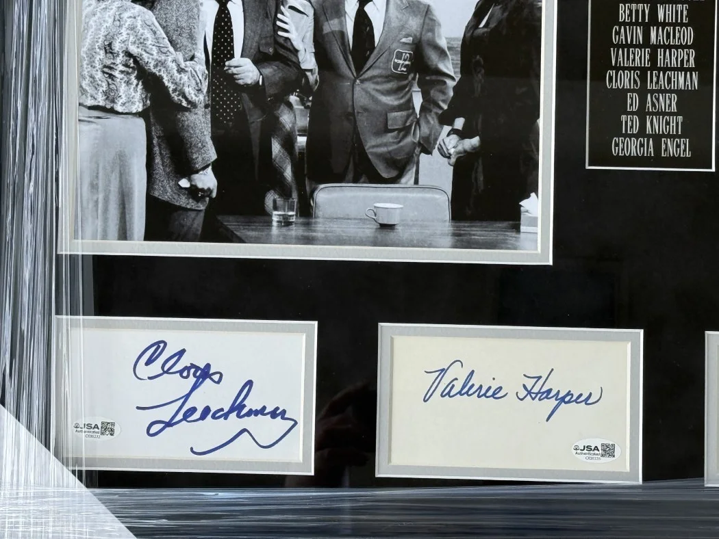 The Mary Tyler Moore Show — The Mary Tyler Moore Show Signed Cast Cuts Betty White Ed Asner +6 Framed JSA, изображение 4
