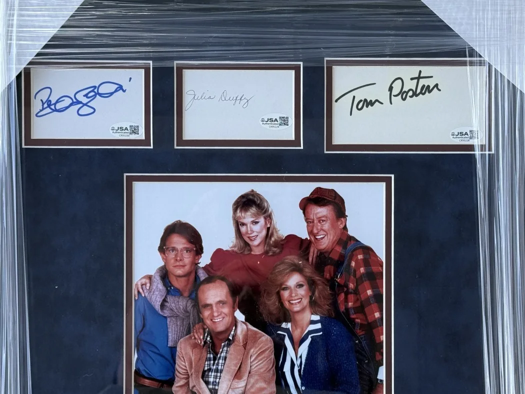 Bob Hewhart, Mary Frann, Julia Duffy — Newhart Autographed Cast Cuts Bob Newhart Mary Frann Julia Duffy +2 Framed JSA, изображение 2