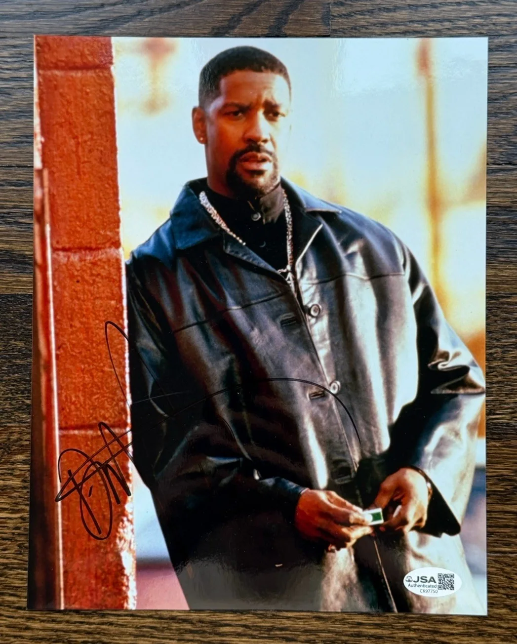 Denzel Washington — DENZEL WASHINGTON Signed TRAINING DAY 8x10 Autograph Photo - JSA COA, image 2