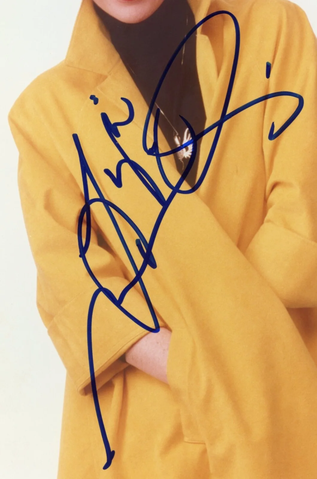 LIZA MINNELLI Signed 8x10 Photo - FULL NAME Auto -Yellow Coat 1988 -Beckett COA, изображение 2