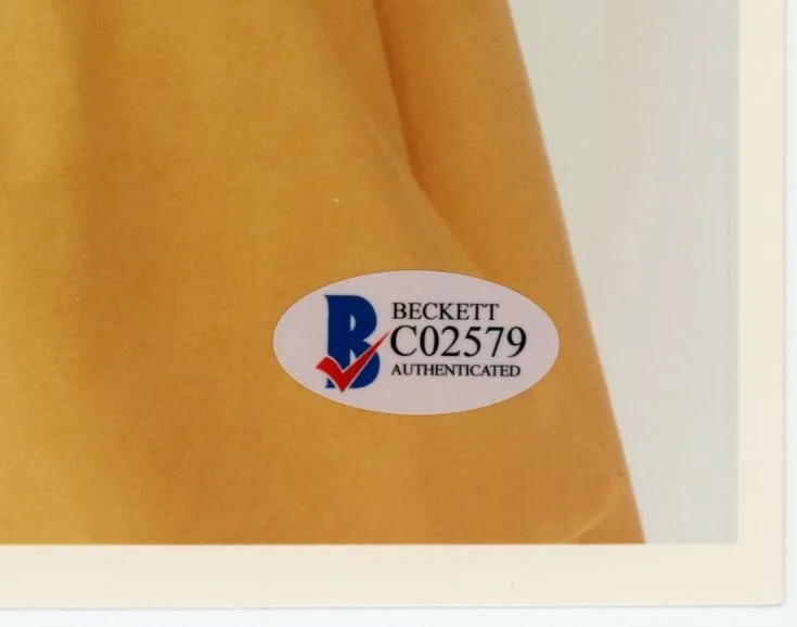 LIZA MINNELLI Signed 8x10 Photo - FULL NAME Auto -Yellow Coat 1988 -Beckett COA, изображение 3