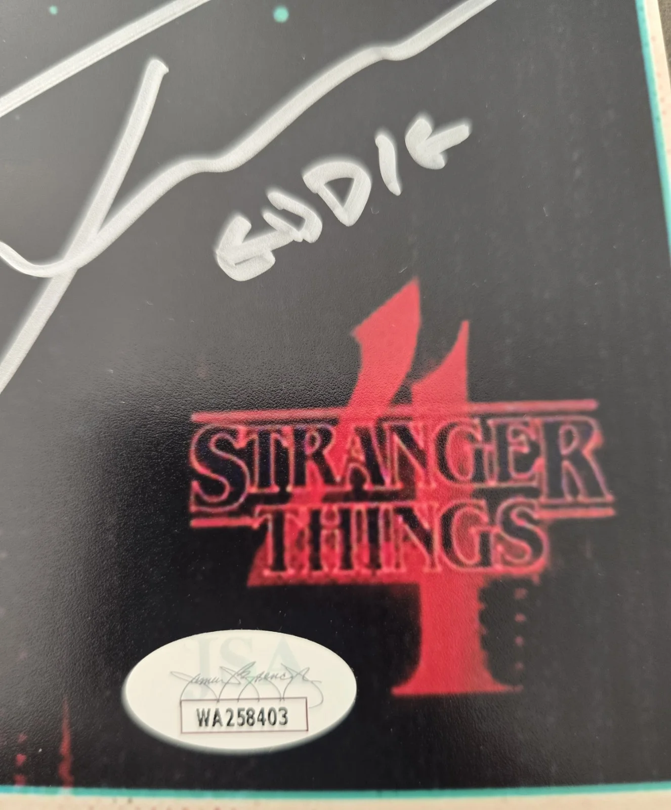 Joseph Quinn — Joseph Quinn Signed 11X17 Stranger Things Hellfire Club Beckett Witnessed, изображение 2