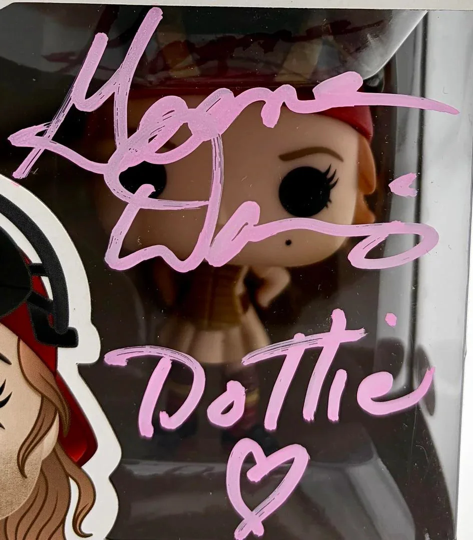 Geena Davis — Geena Davis Signed Funko#784 "Dottie" (A League Of Their Own) w/char name - JSA, изображение 2