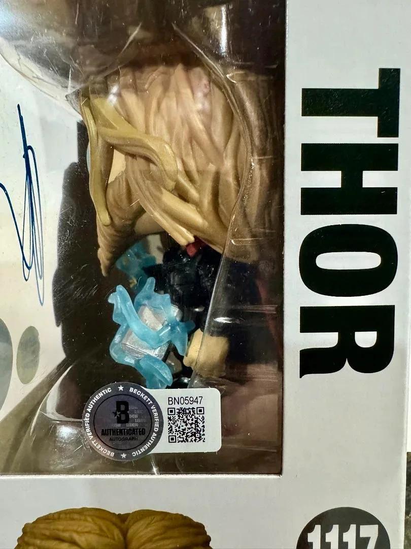 Chris Hemsworth — Chris Hemsworth Signed Funko Pop #1117 "Thor" Avengers Endgame - Beckett COA, изображение 4