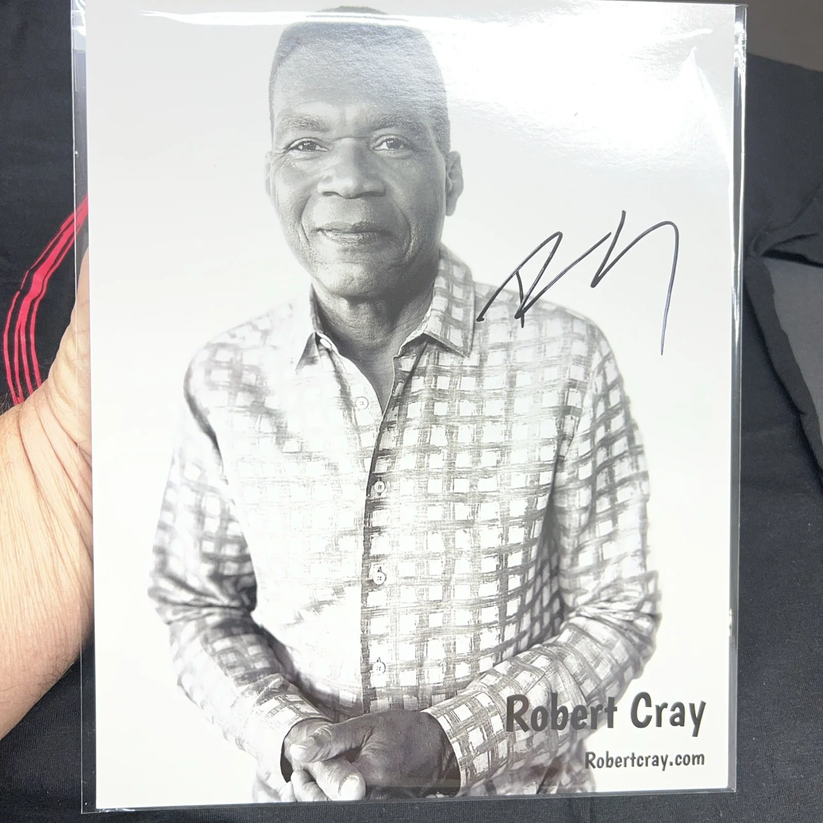 ROBERT CRAY SIGNED AUTOGRAPHED 8x10 PHOTO + Shirt & Guitar picks. VIP Tour Gift, изображение 2