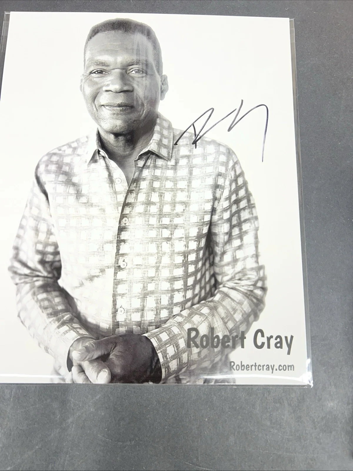 ROBERT CRAY SIGNED AUTOGRAPHED 8x10 PHOTO + T-Shirt & 5 Guitar Picks. VIP Gift, image 2