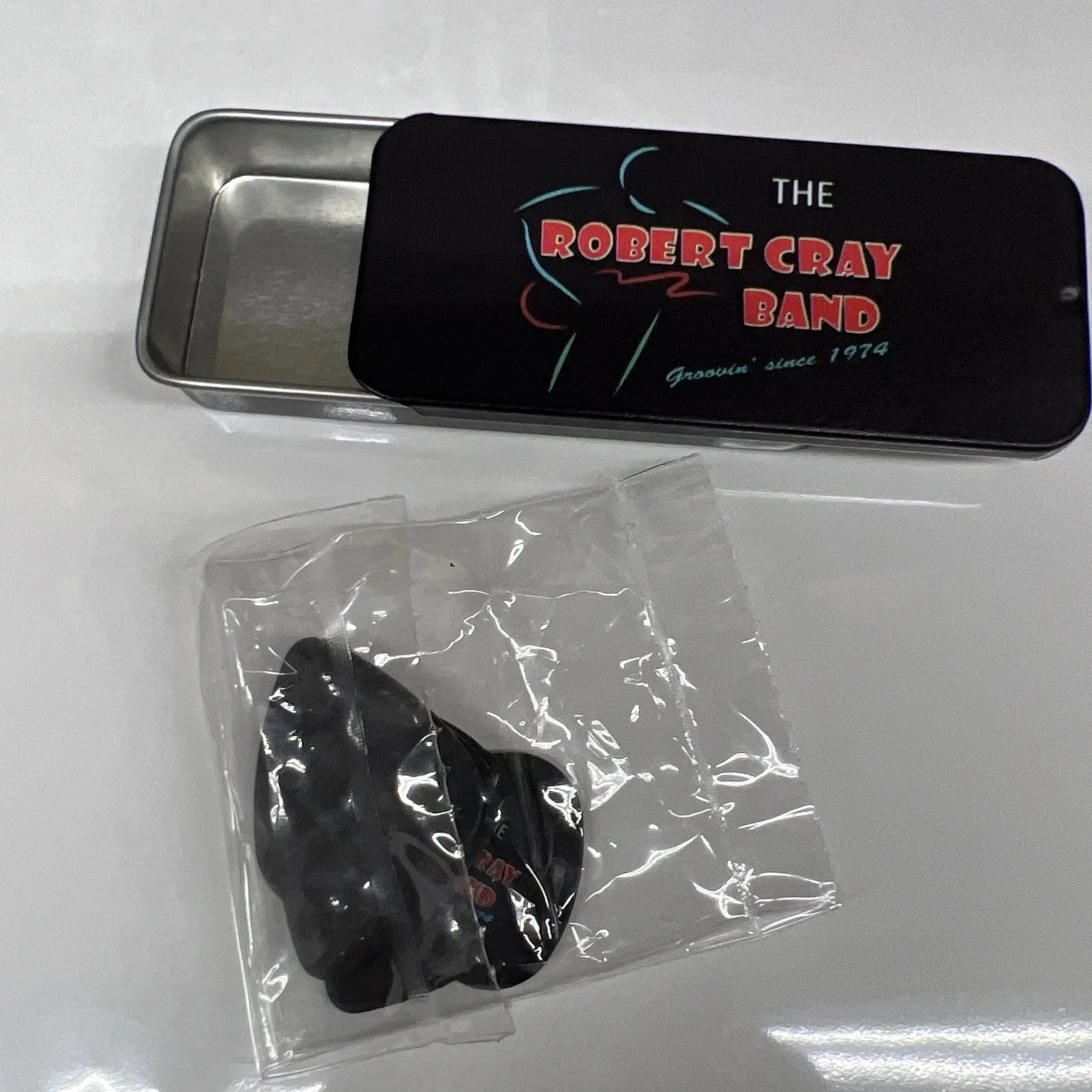 ROBERT CRAY SIGNED AUTOGRAPHED 8x10 PHOTO + T-Shirt & 5 Guitar Picks. VIP Gift, image 4
