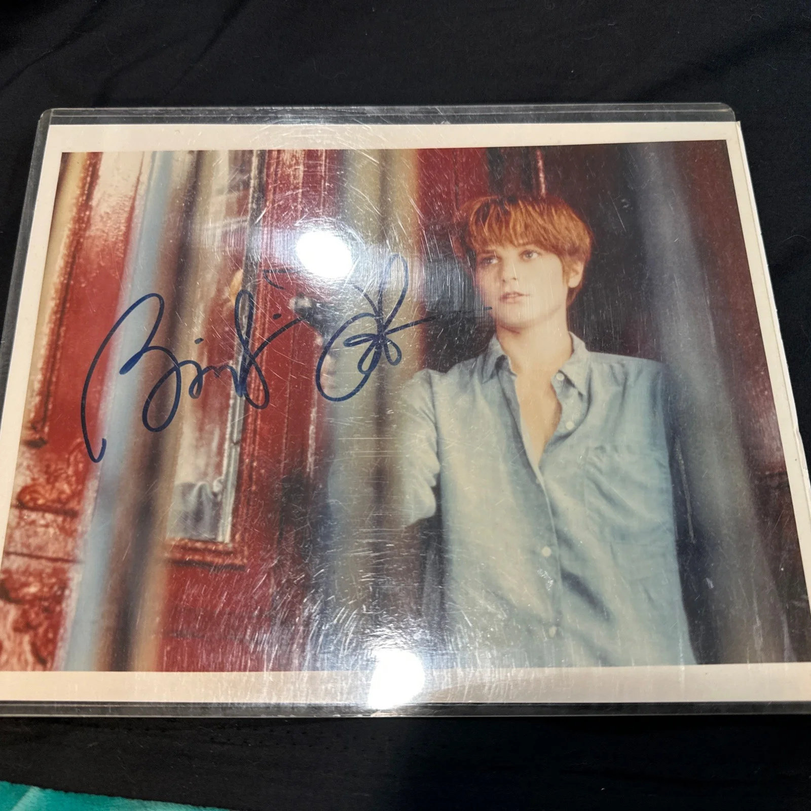 Bridget Fonda — BRIDGET FONDA AUTOGRAPHED SIGNED PHOTO - 8” x 10”; Color; No COA 🔥, изображение 3