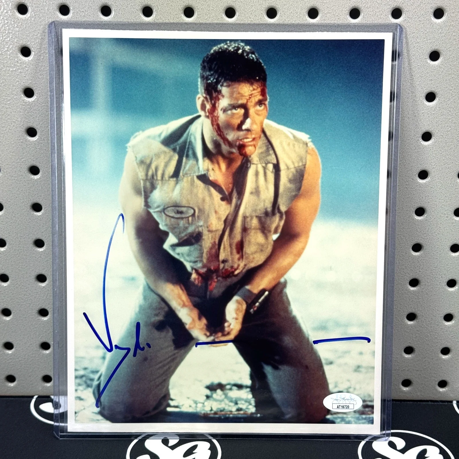 Jean-Claude Van Damme — JEAN-CLAUDE VAN DAMME Signed 8x10 "Universal Soldier" Photo JSA Certified Auto A