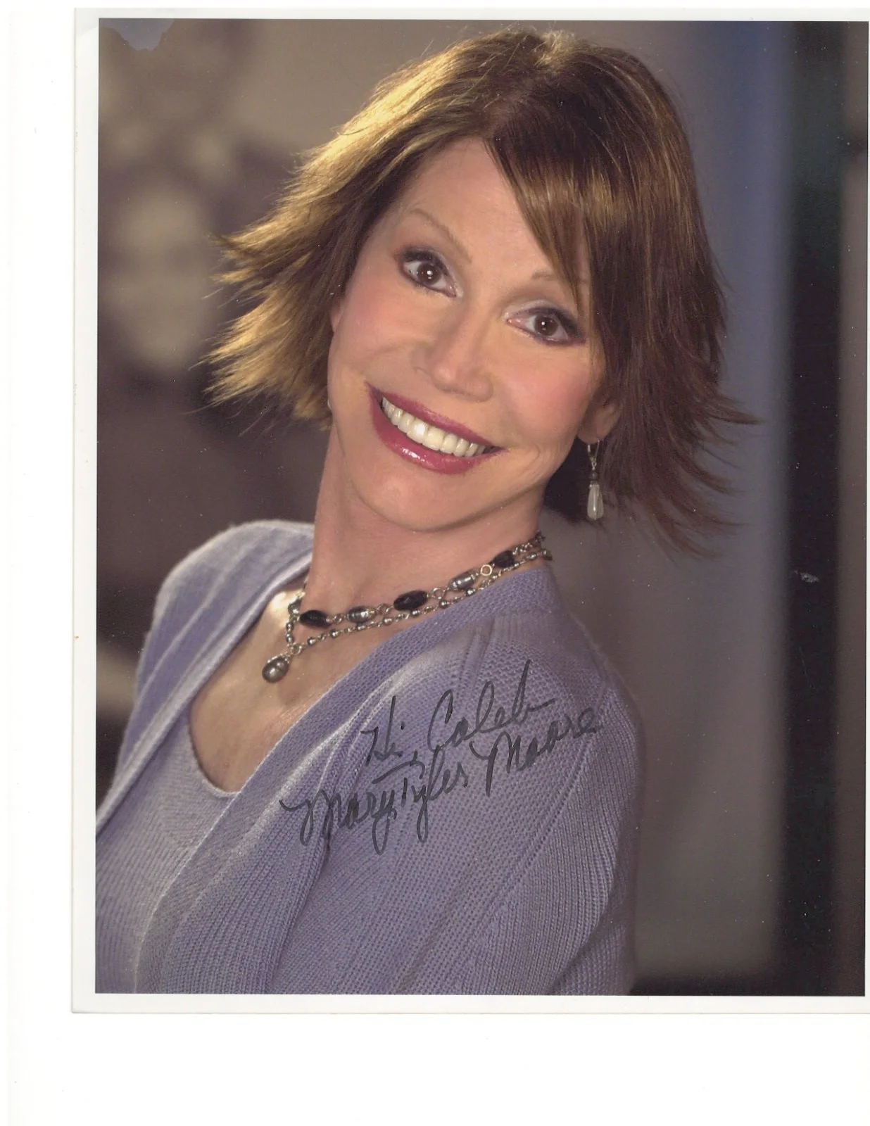 Mary Tyler Moore — Mary Tyler Moore Signed 8x10 Color Photo — The Mary Tyler Moore Show