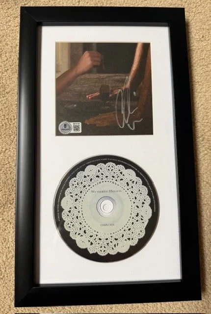 CHARLI XCX WUTHERING HEIGHTS SIGNED AUTOGRAPH CD W/FRAME BECKETT COA, изображение 3