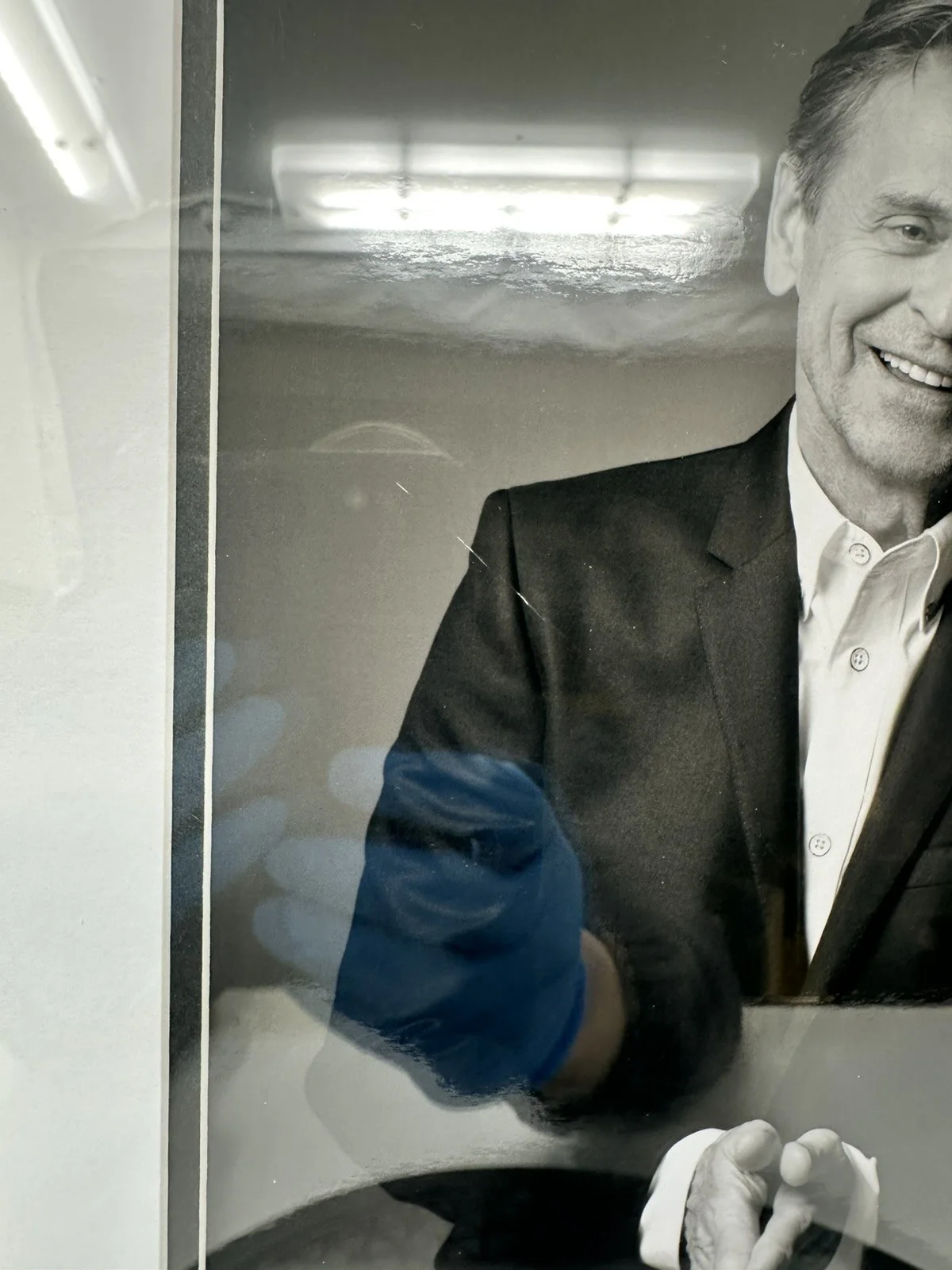 Mikhail Baryshnikov — Mikhail Baryshnikov Signed 8x10 B&W Photo with JSA LOA - Minor Mark on Shoulder, изображение 3