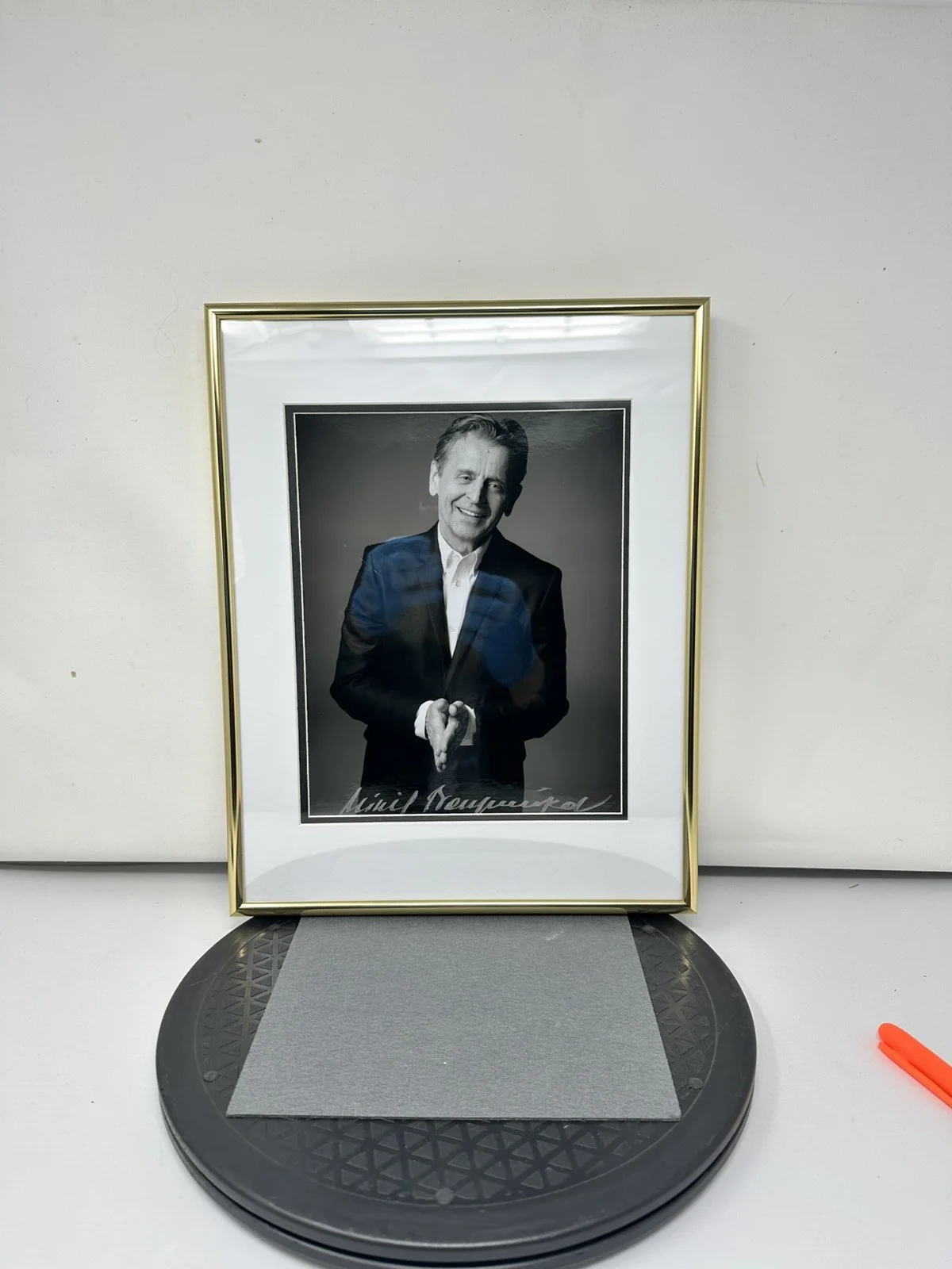 Mikhail Baryshnikov — Mikhail Baryshnikov Signed 8x10 B&W Photo with JSA LOA - Minor Mark on Shoulder, изображение 4