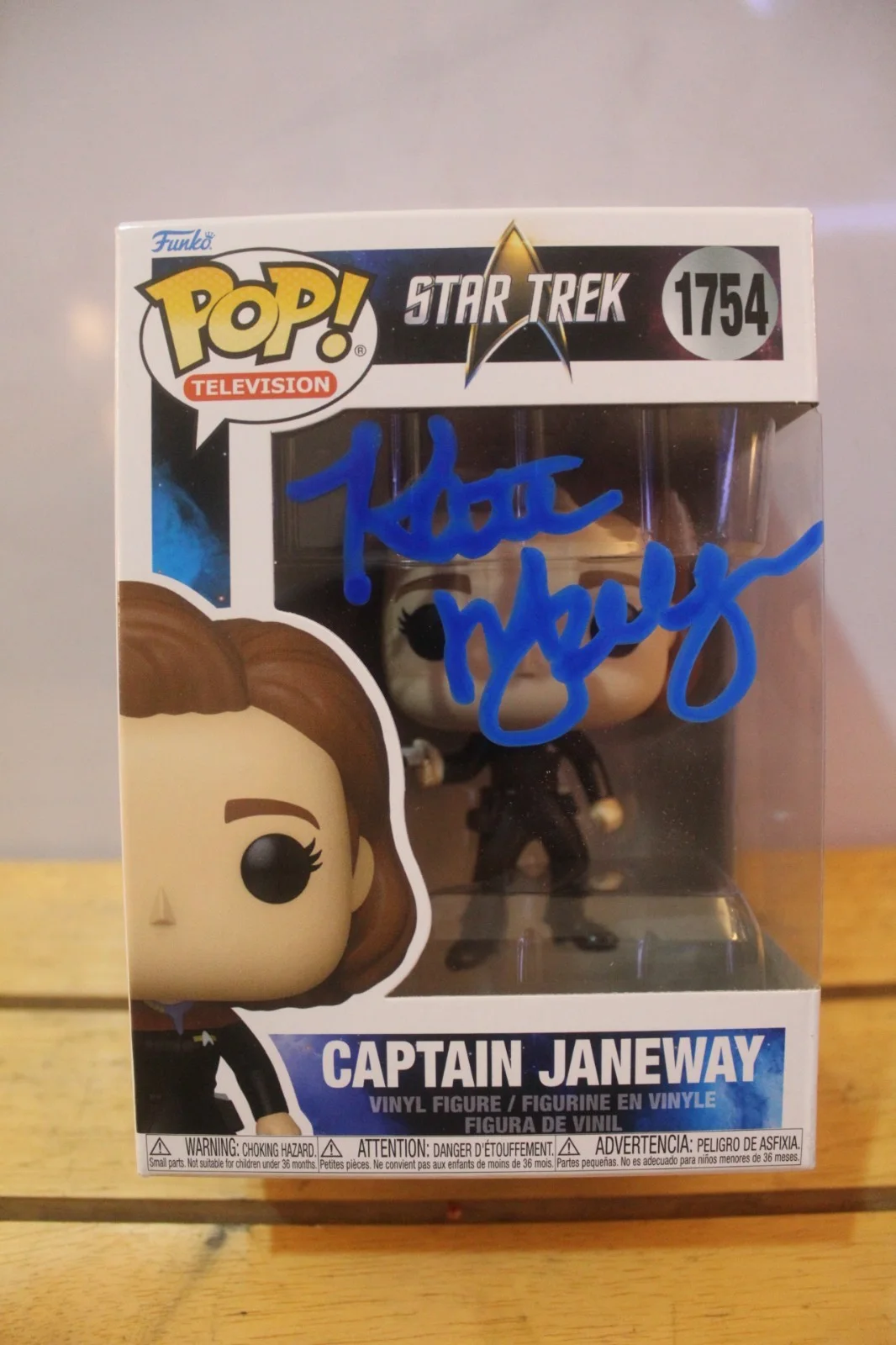 Kate Mulgrew — Signed Funko Pop #1754 - Star Trek - Voyager - Kate Mulgrew + COA, изображение 2