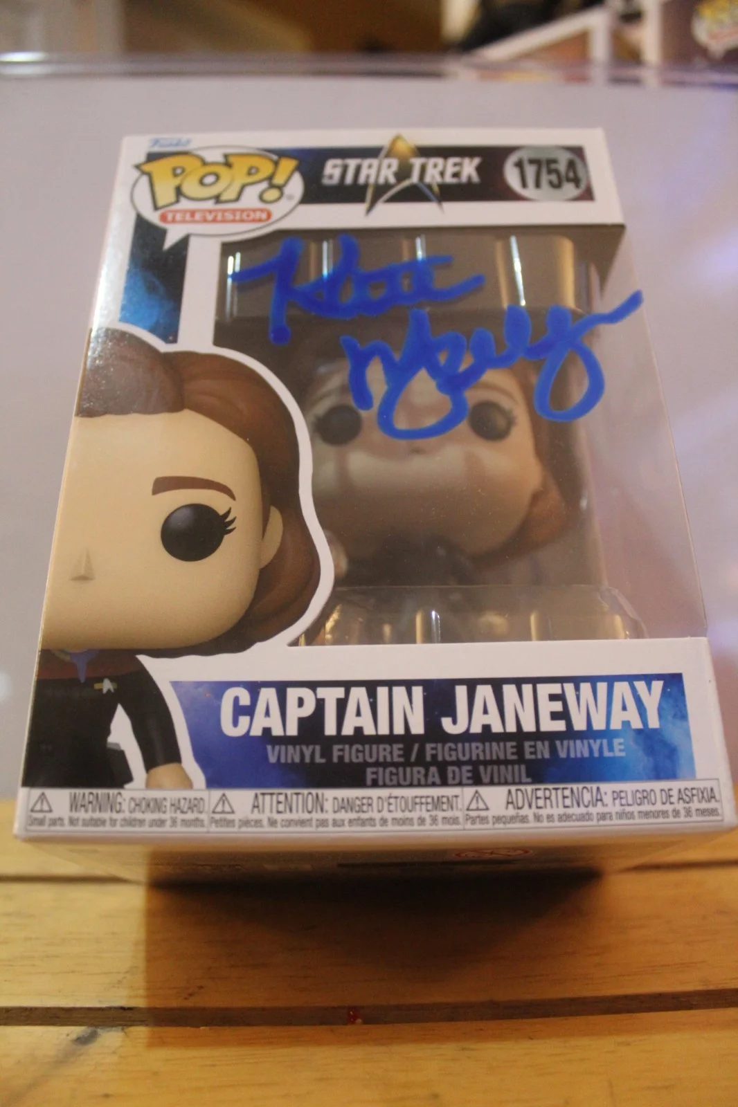 Kate Mulgrew — Signed Funko Pop #1754 - Star Trek - Voyager - Kate Mulgrew + COA, изображение 3