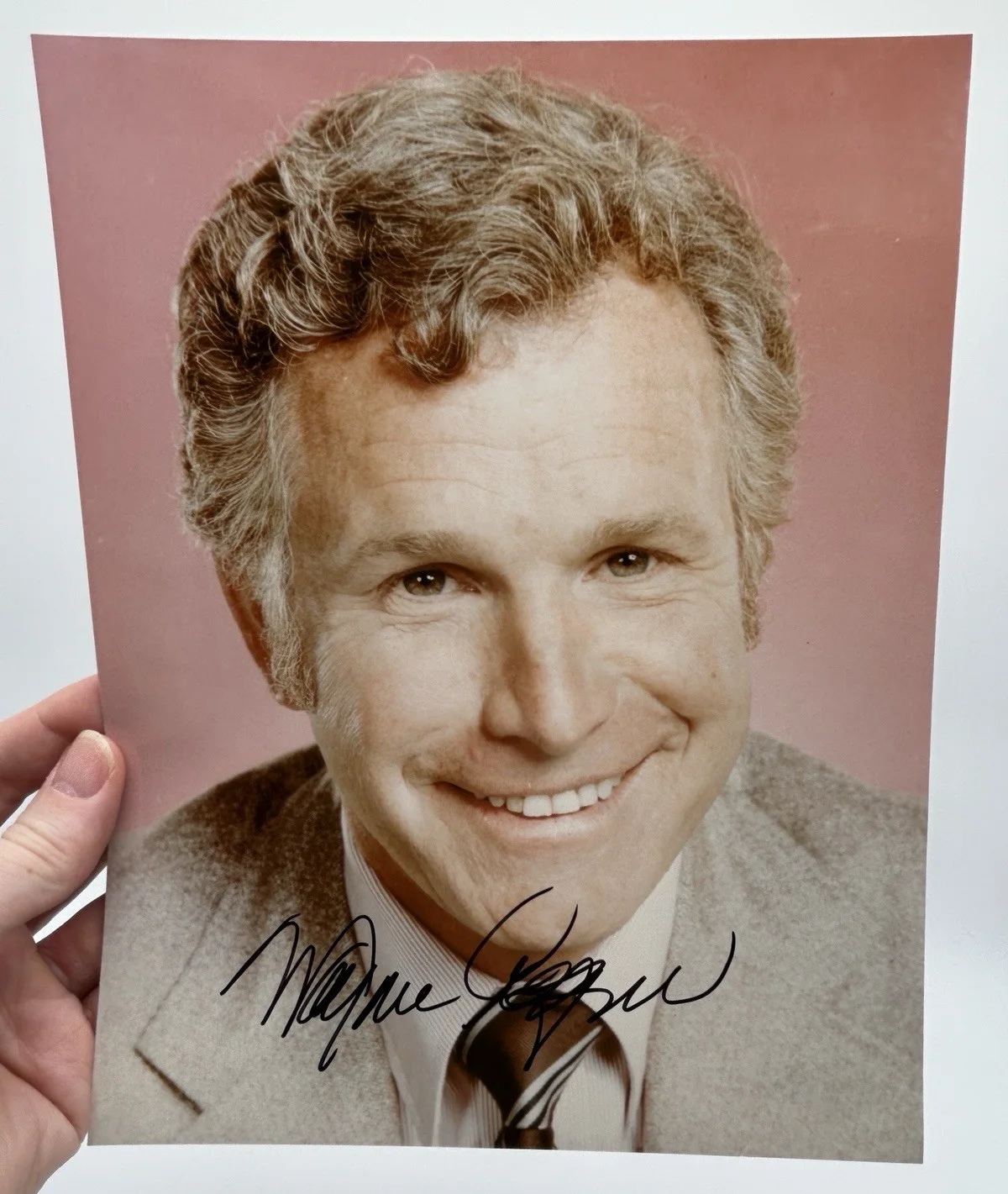 Wayne Rogers — WAYNE ROGERS ORIGINAL HAND SIGNED COLOR PHOTO Actor JSA COA Autograph M.A.S.H., изображение 2