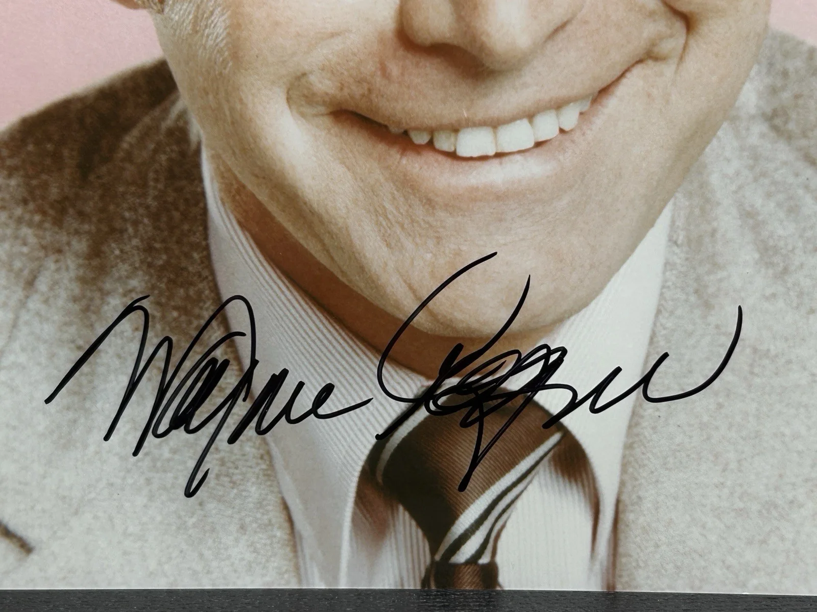 Wayne Rogers — WAYNE ROGERS ORIGINAL HAND SIGNED COLOR PHOTO Actor JSA COA Autograph M.A.S.H., изображение 3