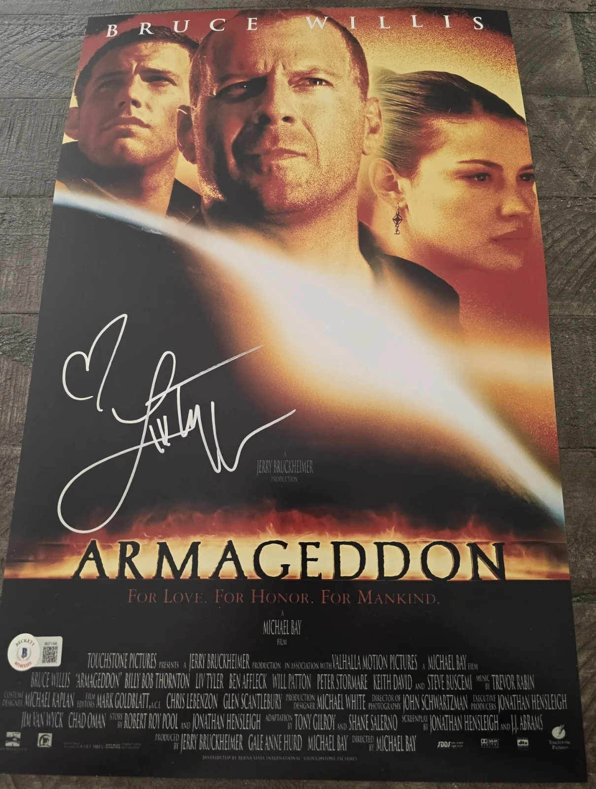 Liv Tyler — Liv Tyler Signed 11X17 Armageddon Beckett Witnessed