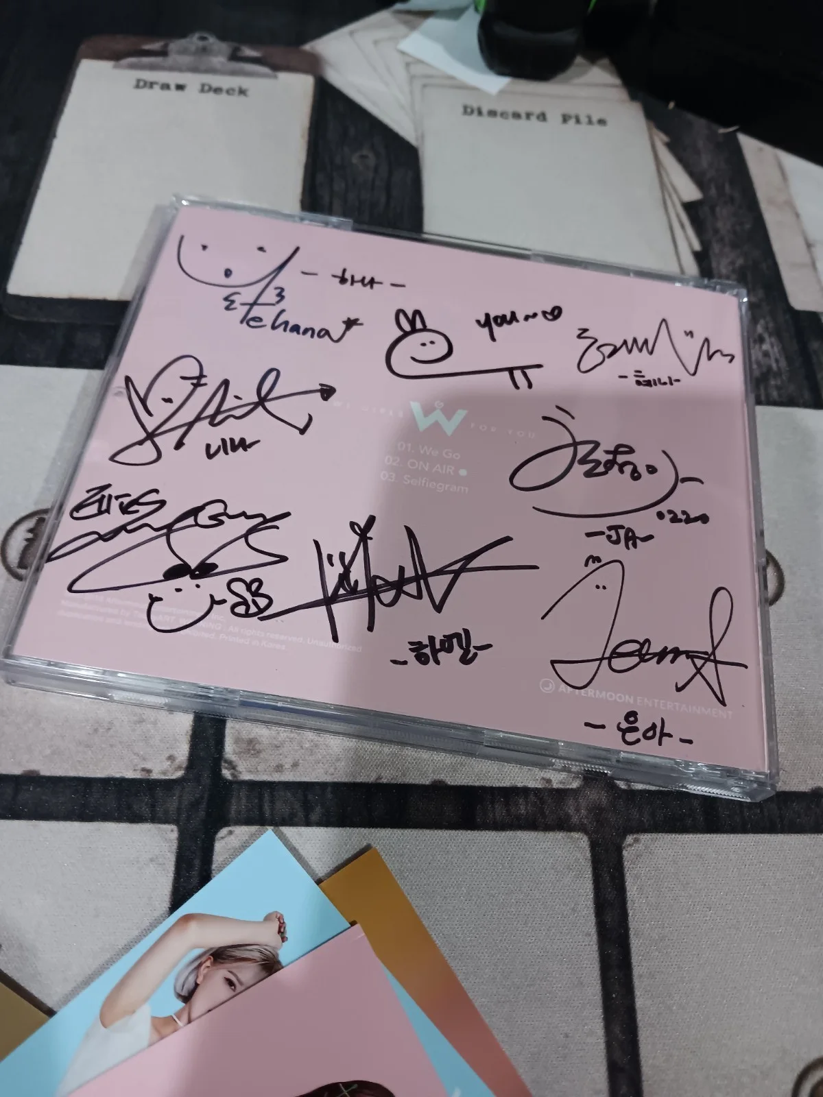 We Girls On Air Makestar signed album plus 3 signed polaroid used good condition, изображение 5