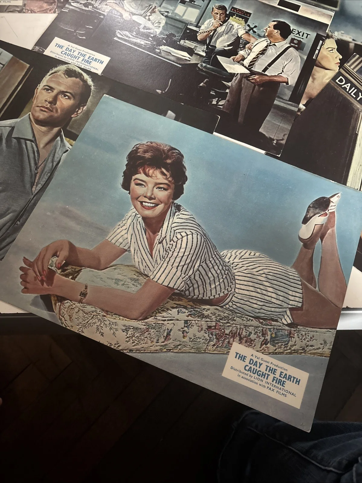 THE DAY THE EARTH CAUGHT FIRE - VINTAGE LOBBY CARD SET X8, image 2