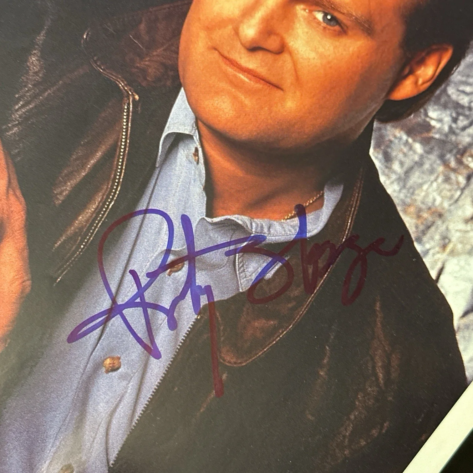 Ricky Skaggs Signed Autograph 8.5x11 Magazine Photo! Bluegrass & Opry Legend!, изображение 2