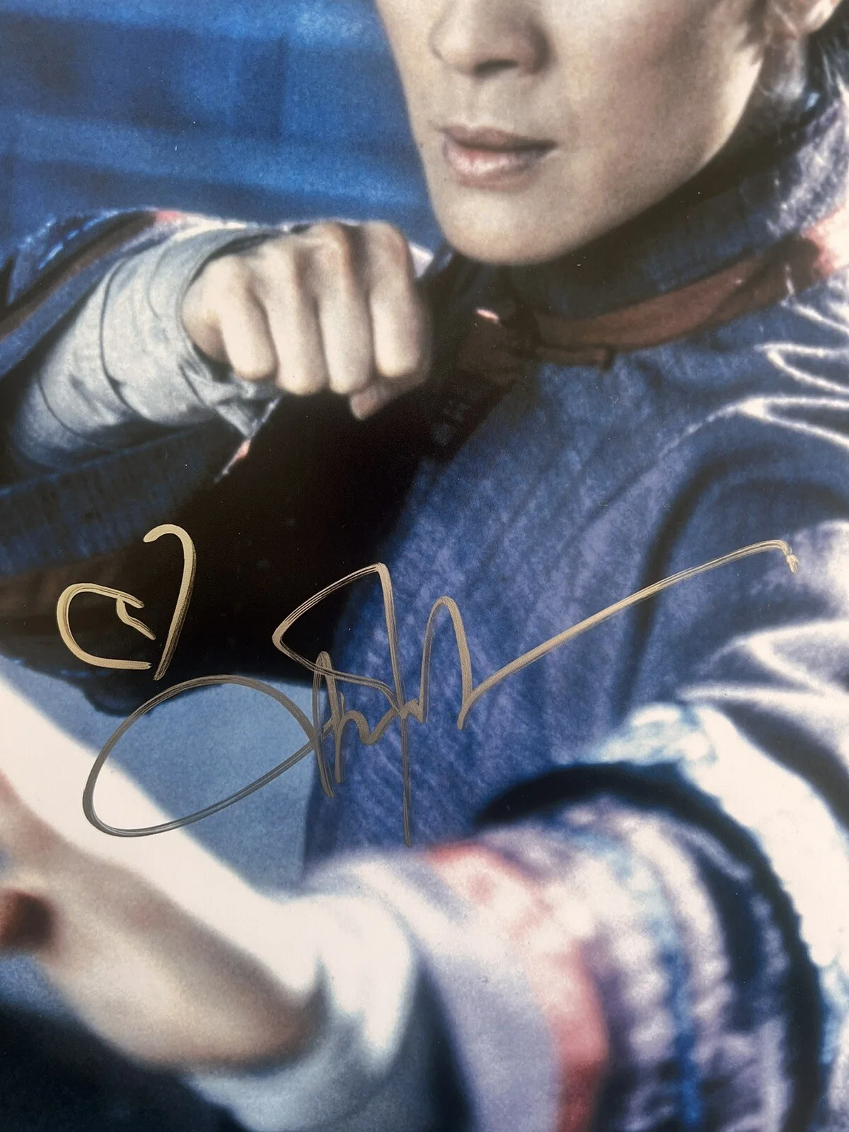 Michelle Yeoh — MICHELLE YEOH SIGNED CROUCHING TIGER HIDDEN DRAGON 11x14 PHOTO BECKETT, изображение 2