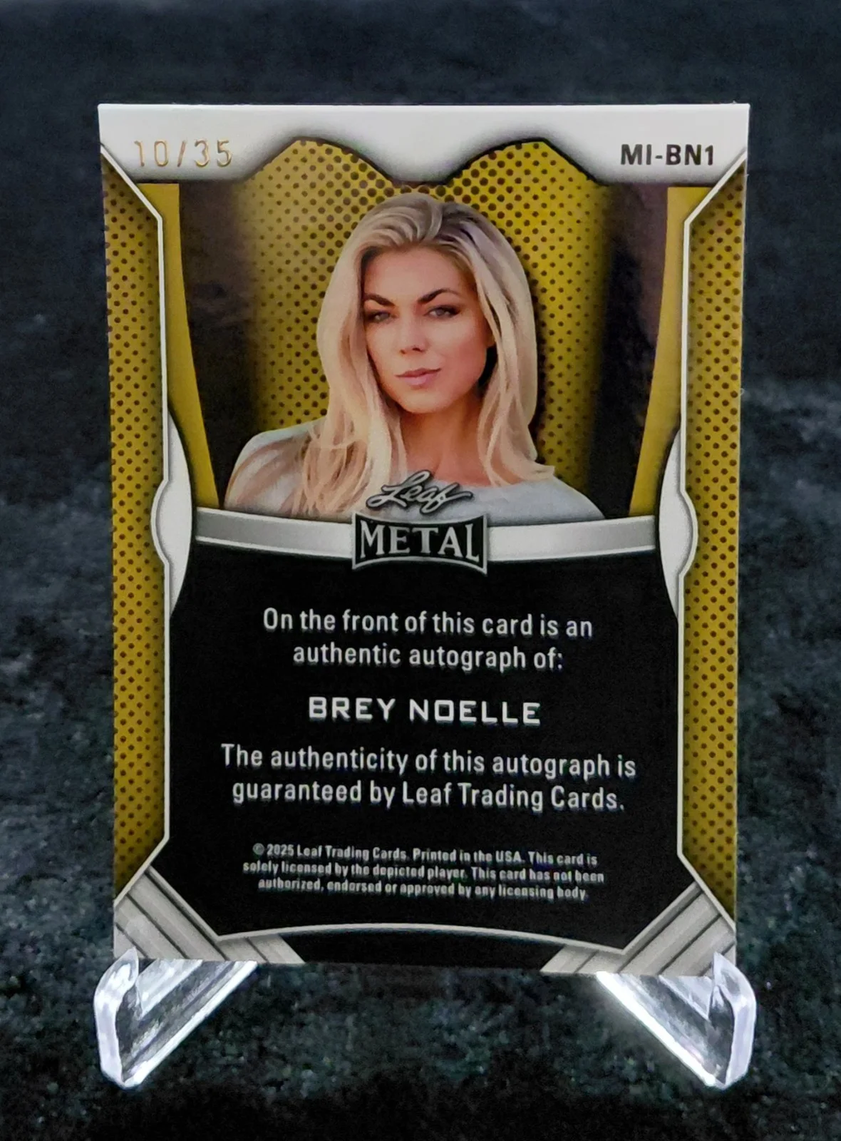 BREY NOELLE — 2026 POP CENTURY. BREY NOELLE. AUTOGRAPH. WHITE RABBIT INSCRIPTION. METAL 10/35., image 2